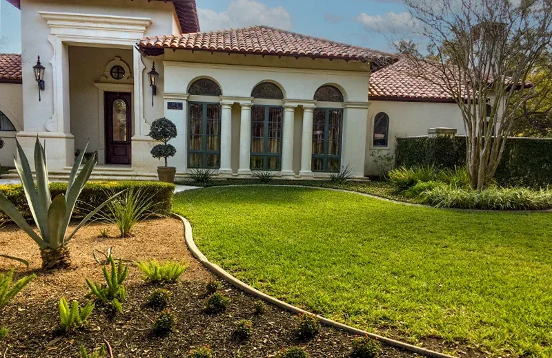 Harlingen Texas house with nice front lawn